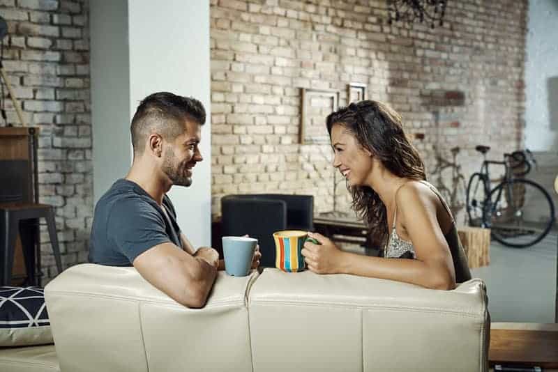 lyckliga par som dricker kaffe tillsammans