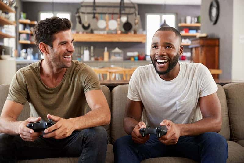 två vänner som spelar videospel