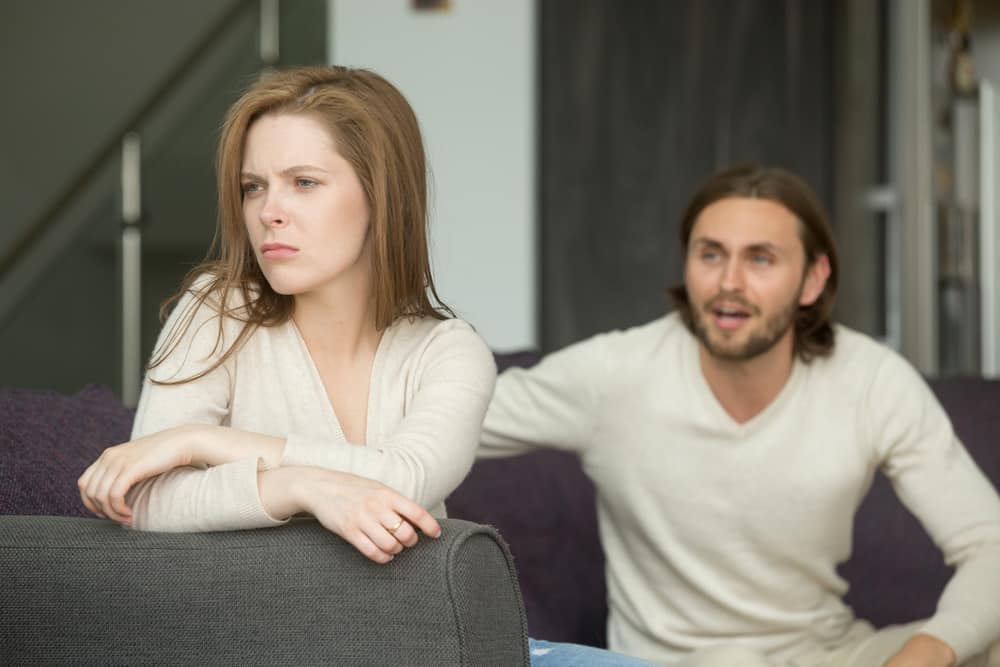 Olyckliga unga par som argumenterar hemma