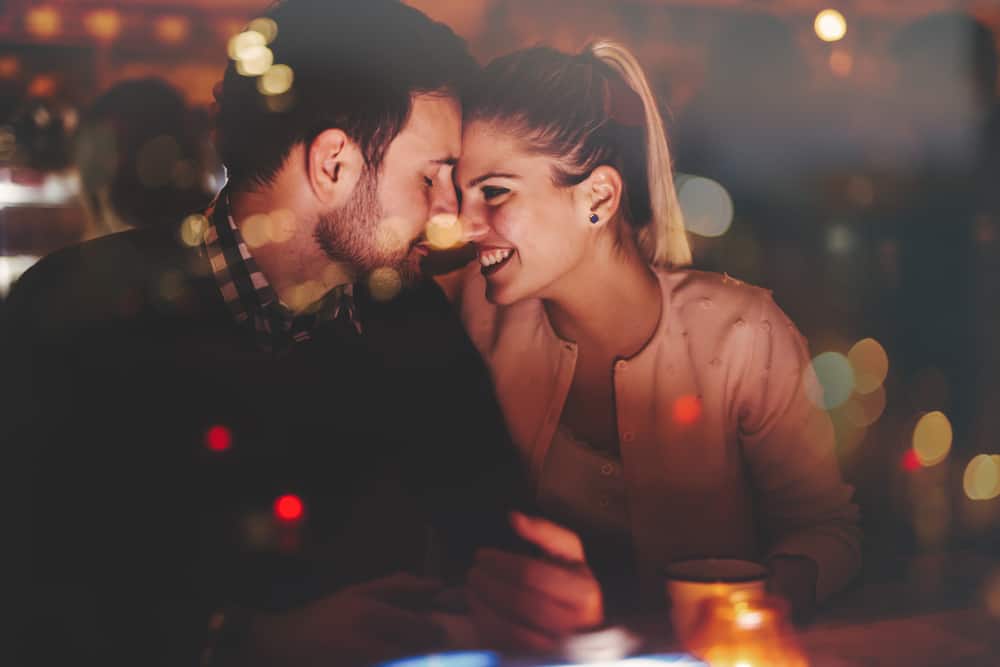 Romantiska par som daterar på pub på natten