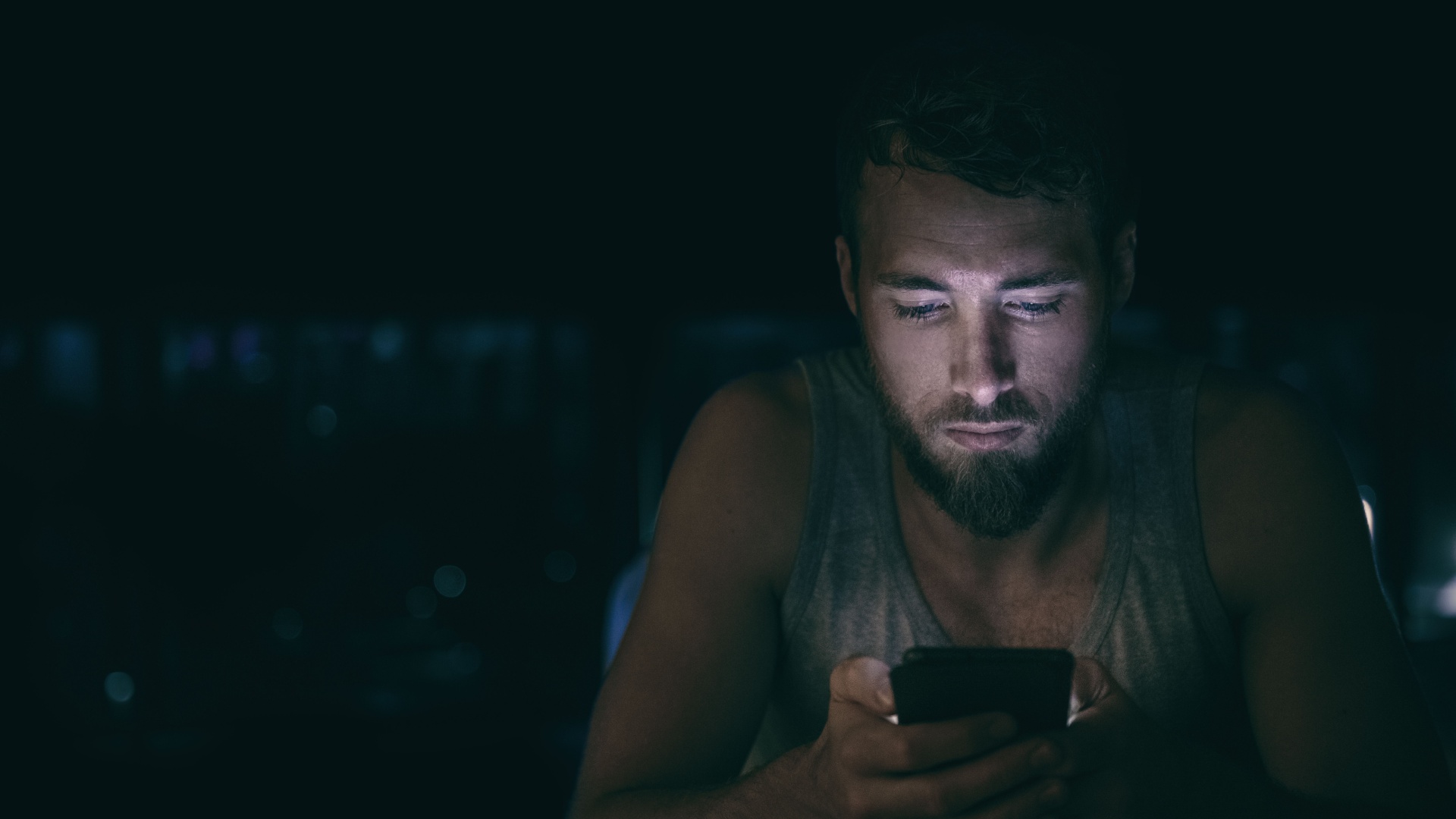 man som smsar pae en telefon