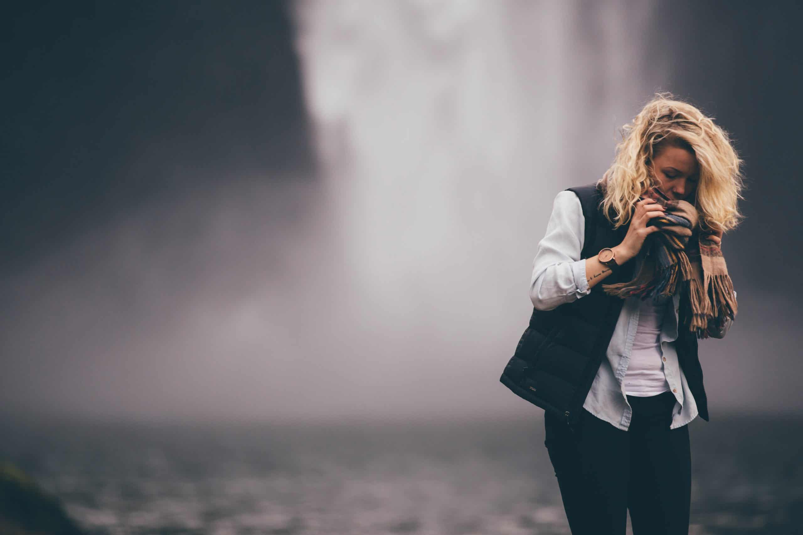 blond kvinna framför vattenfallet