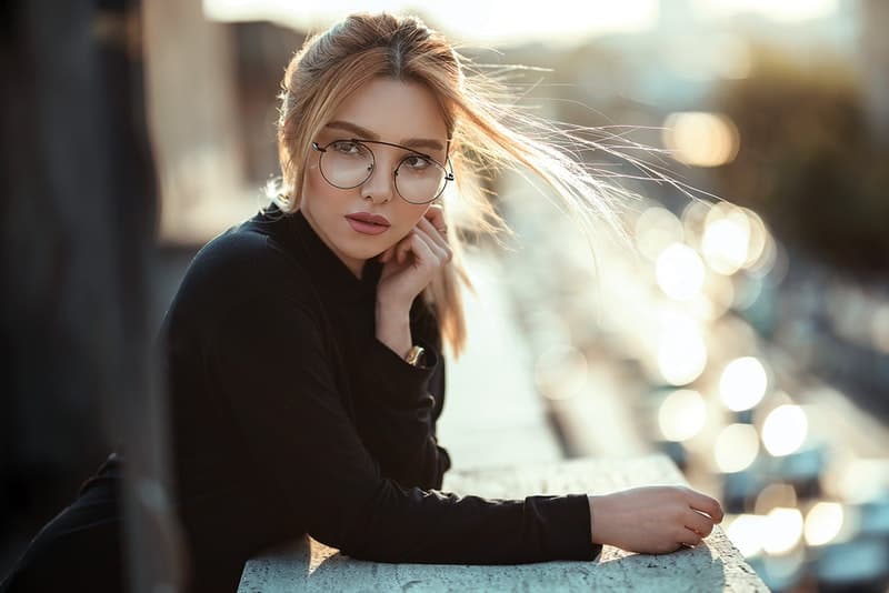 en attraktiv vackert sminkad kvinna med glasögon