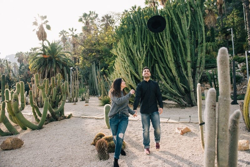 ett lyckligt älskande par som har kul bland kaktusar
