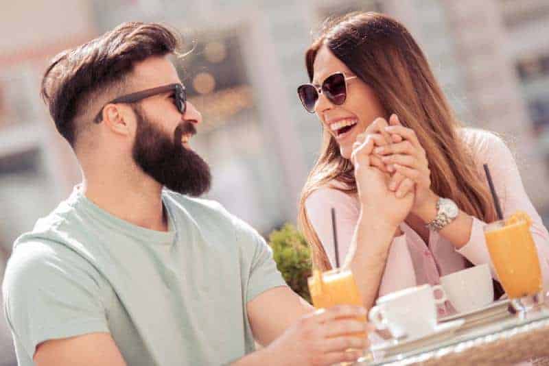 glada par som har ett datum på café