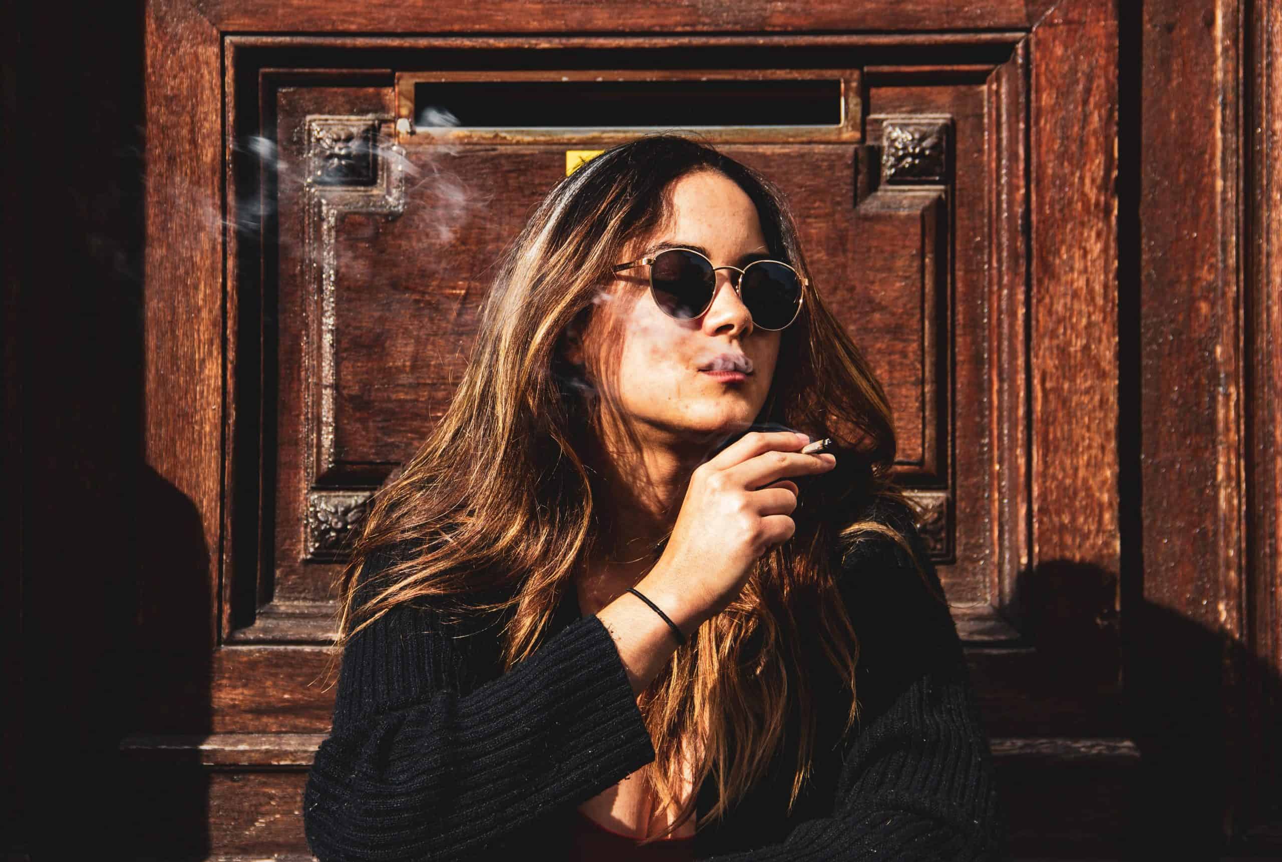 kvinna röker en cigarett