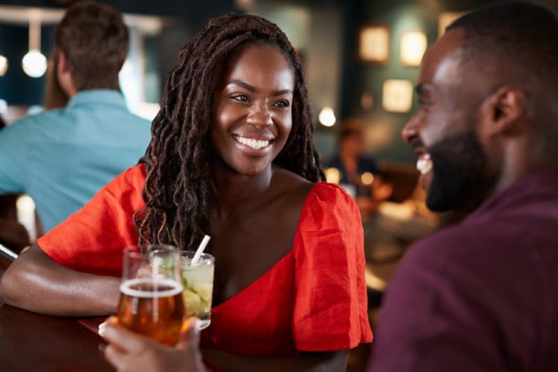 lyckliga afrikanska par i en bar