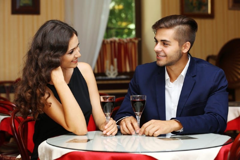 attraktivt ungt par som daterar på restaurangen