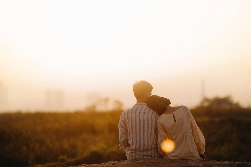 romantiska par som tittar på solnedgången tillsammans