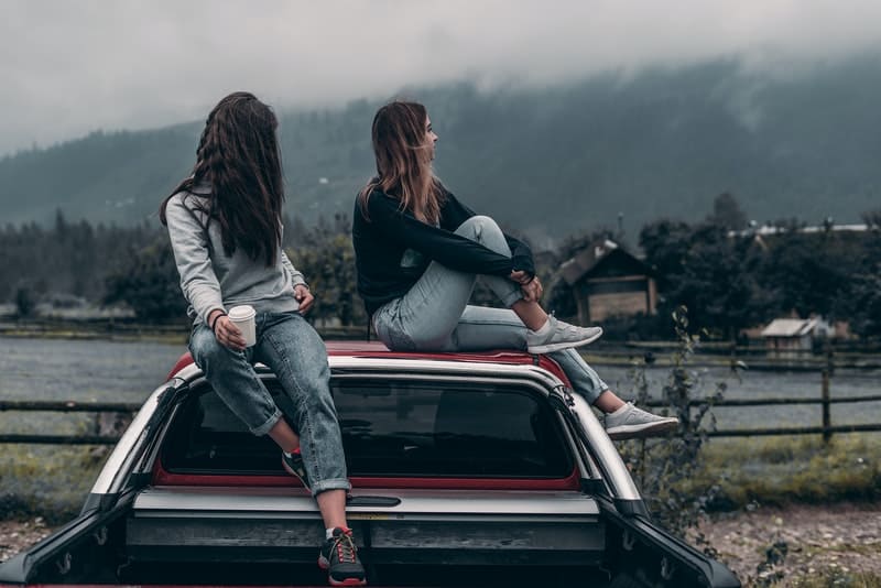 två flickor sitter på taket på lastbilen eta