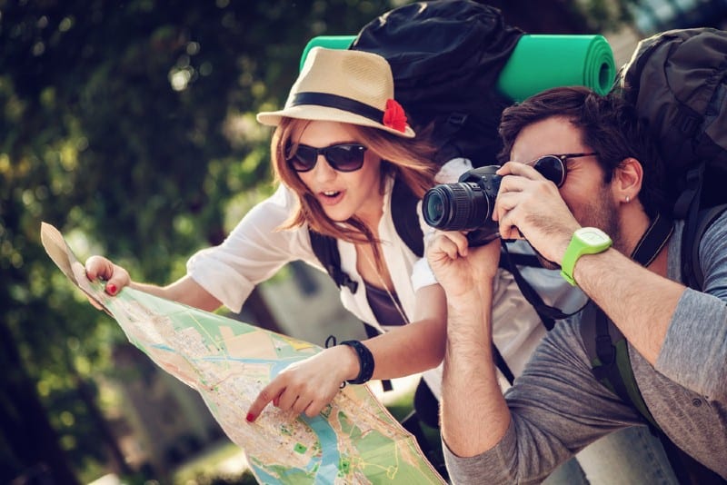Två unga turister med ryggsäckar Sightseeing City