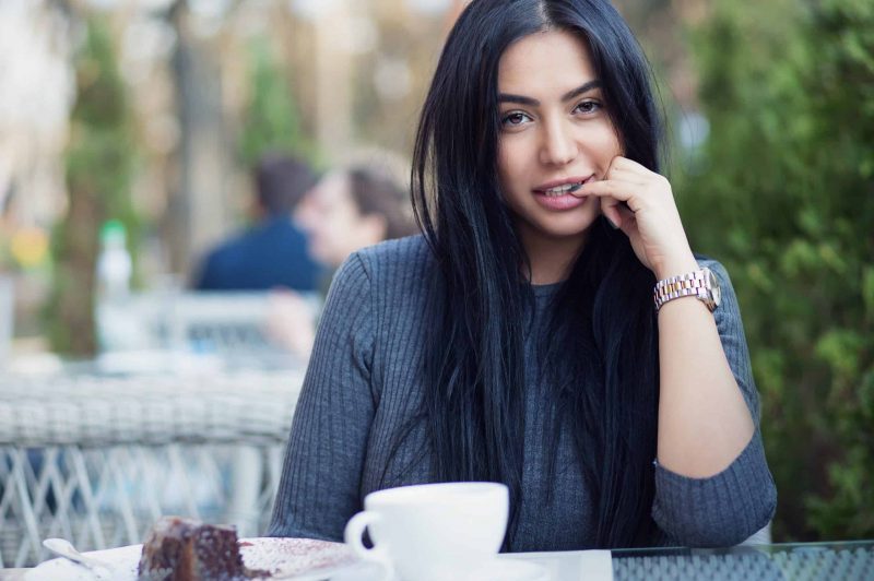 En Kvinnas Kroppsspråk – Tydliga Tecken På Att Hon Är Attraherad Av Dig