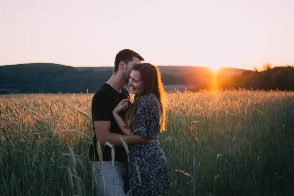 le par på fältet i solnedgången