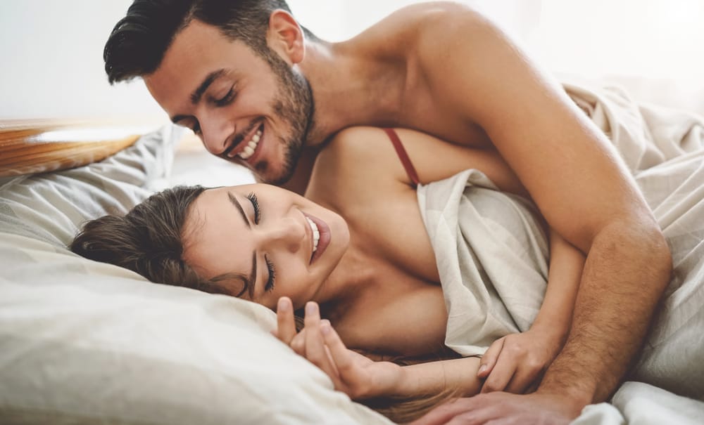 romantiska par krama i sängen