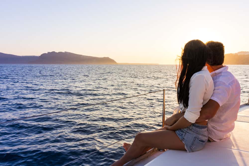 romantiska par på yacht vid solnedgången