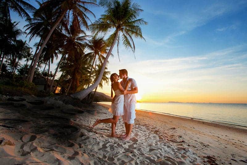 romantiska par som kysser på stranden