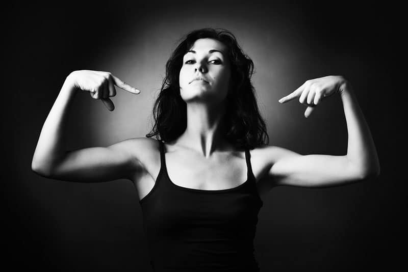 svartvitt foto av kvinnan som pekar på sig själv