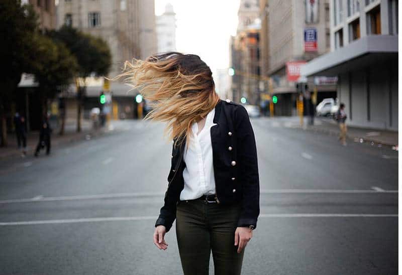 kvinna med hår i luft på gatan