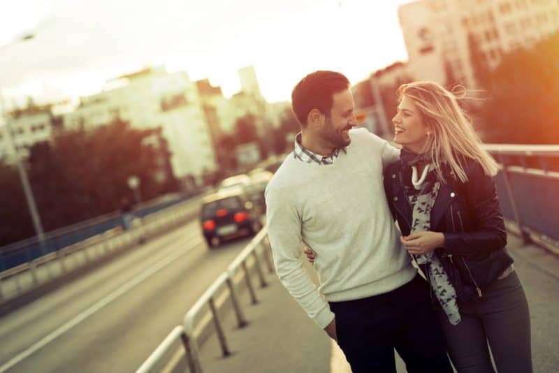 ett le par som står på en bro i en omfamning