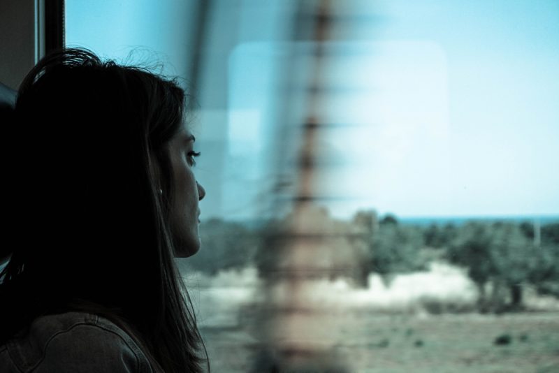 ensam kvinna som sitter i tåget