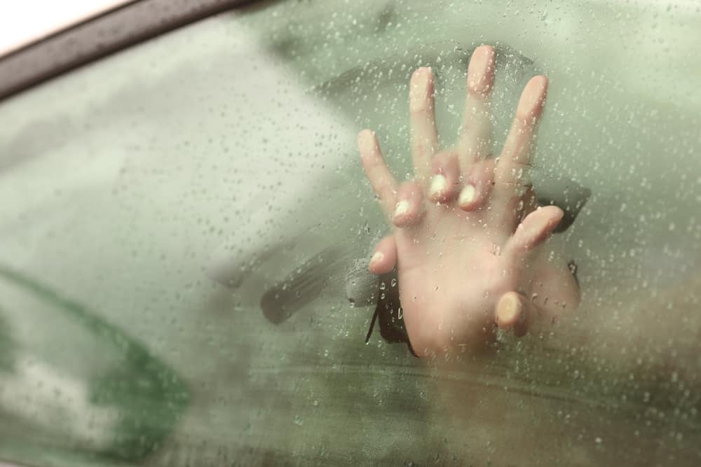 ett kärleksfullt par i regnet i en bil som har sex