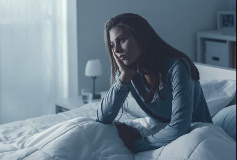 Deprimerad kvinna vaken på natten