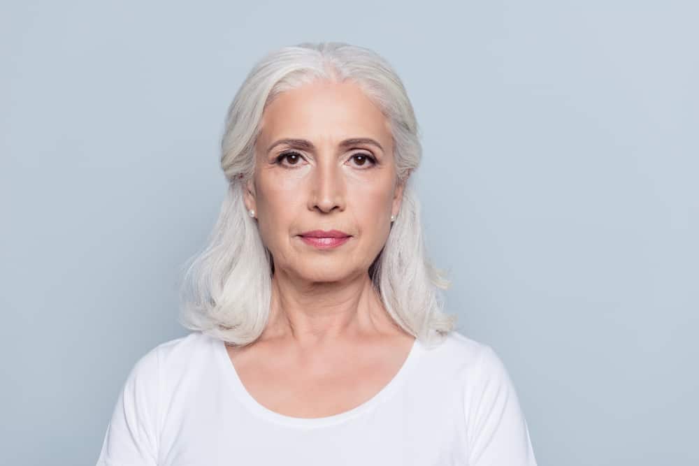 kvinna med allvarligt uttryck