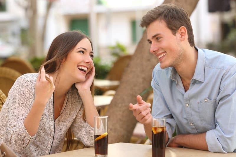 Par dejting och flirta medan du tar en konversation och ser varandra