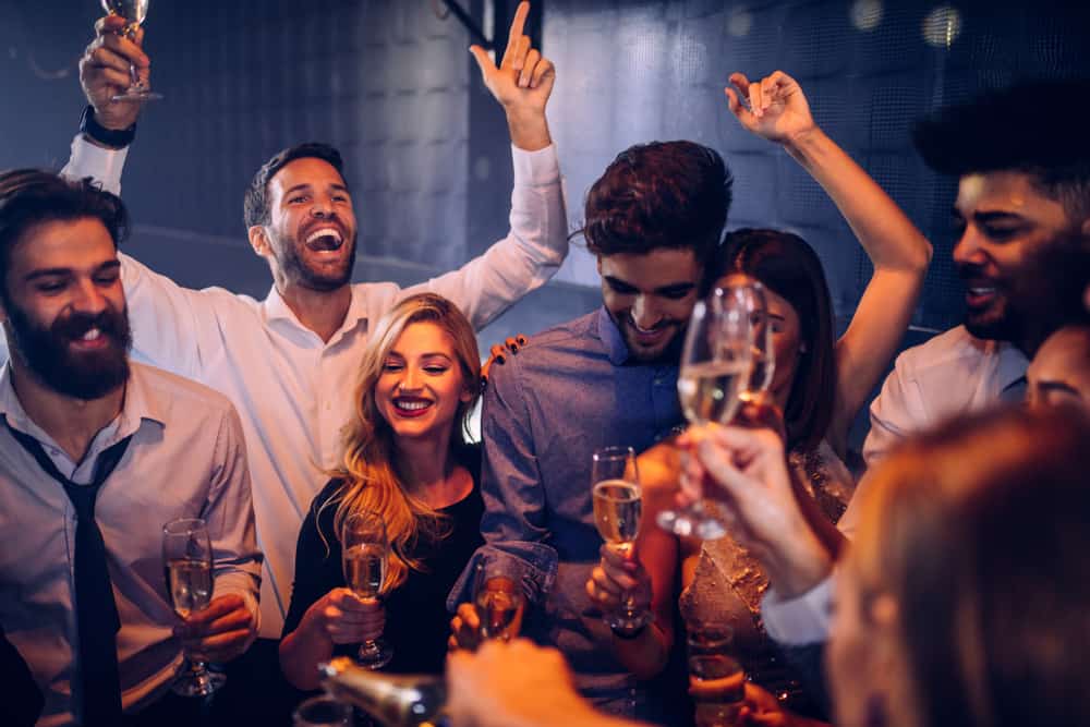 Roliga Frågor Att Ställa På En Fest – För Alla Tillfällen