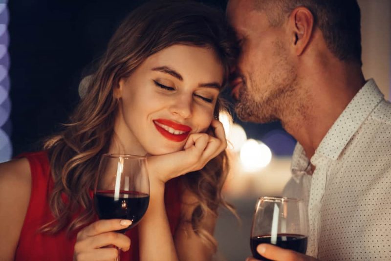 le man och kvinna som dricker vin