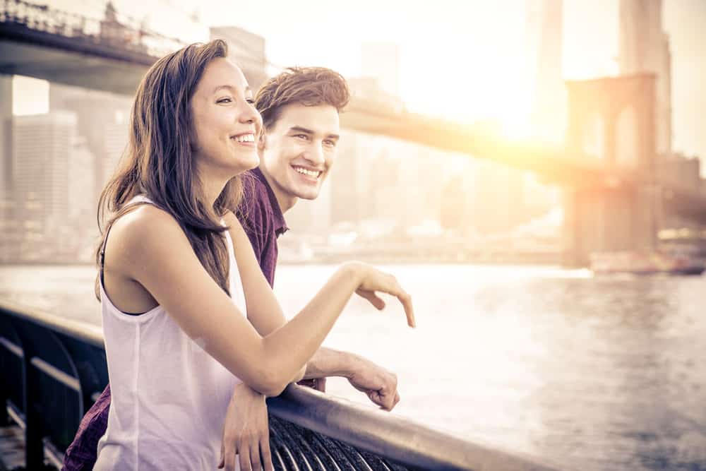 ett leende älskande par på bron som pratar