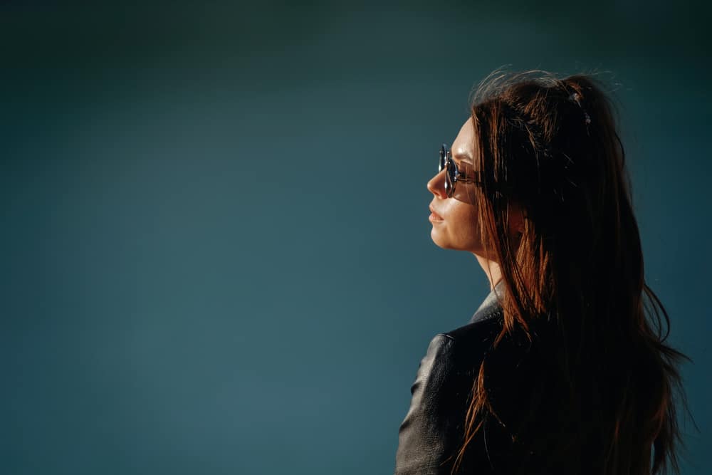 kvinna med solglasögon i svart läderjacka