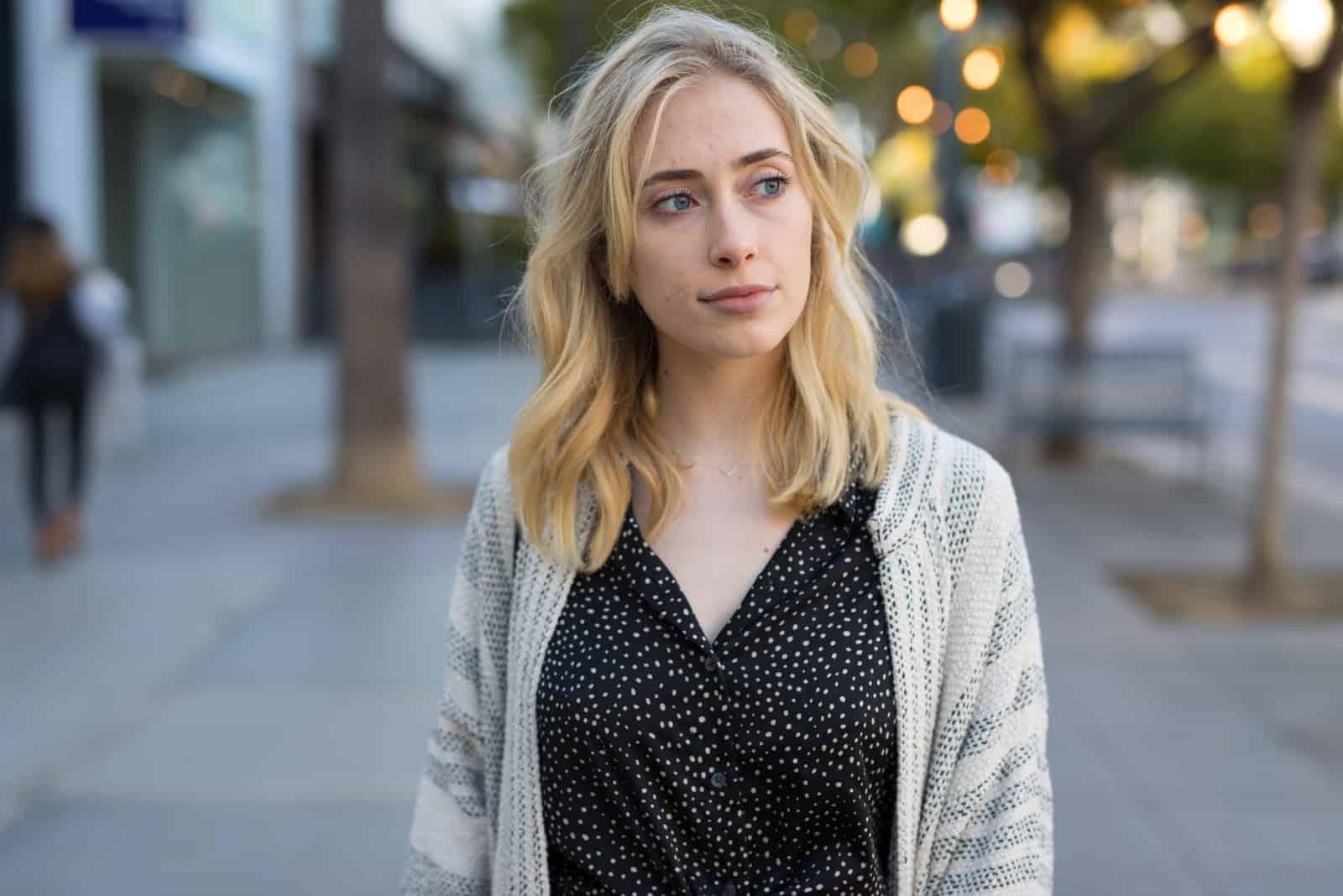 blond kvinna på gatan