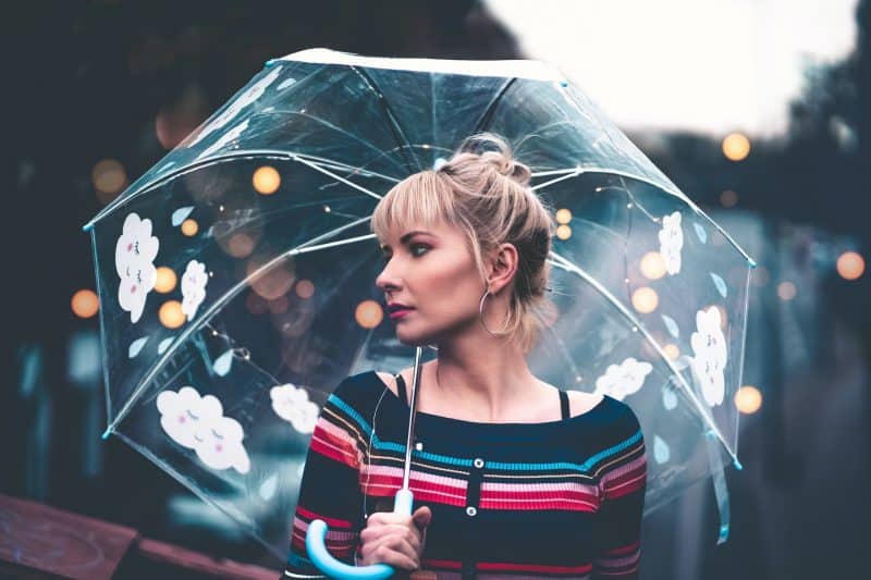 paraply för blond kvinna
