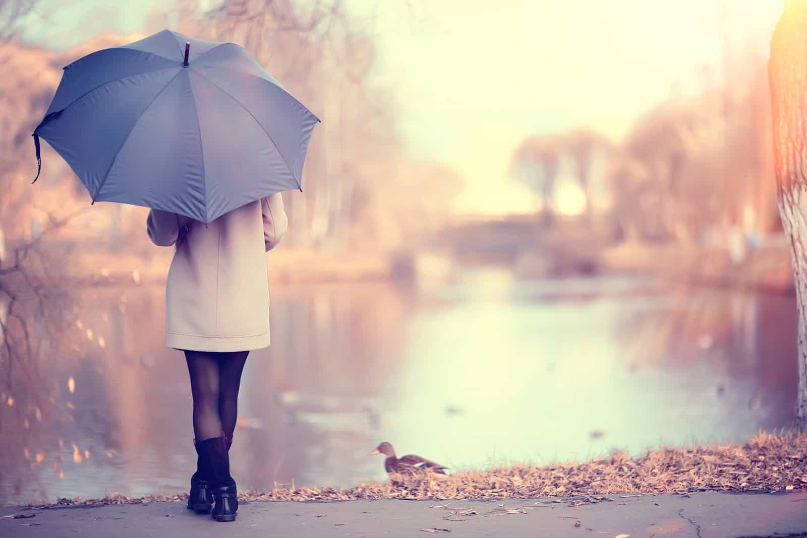kvinna med paraply