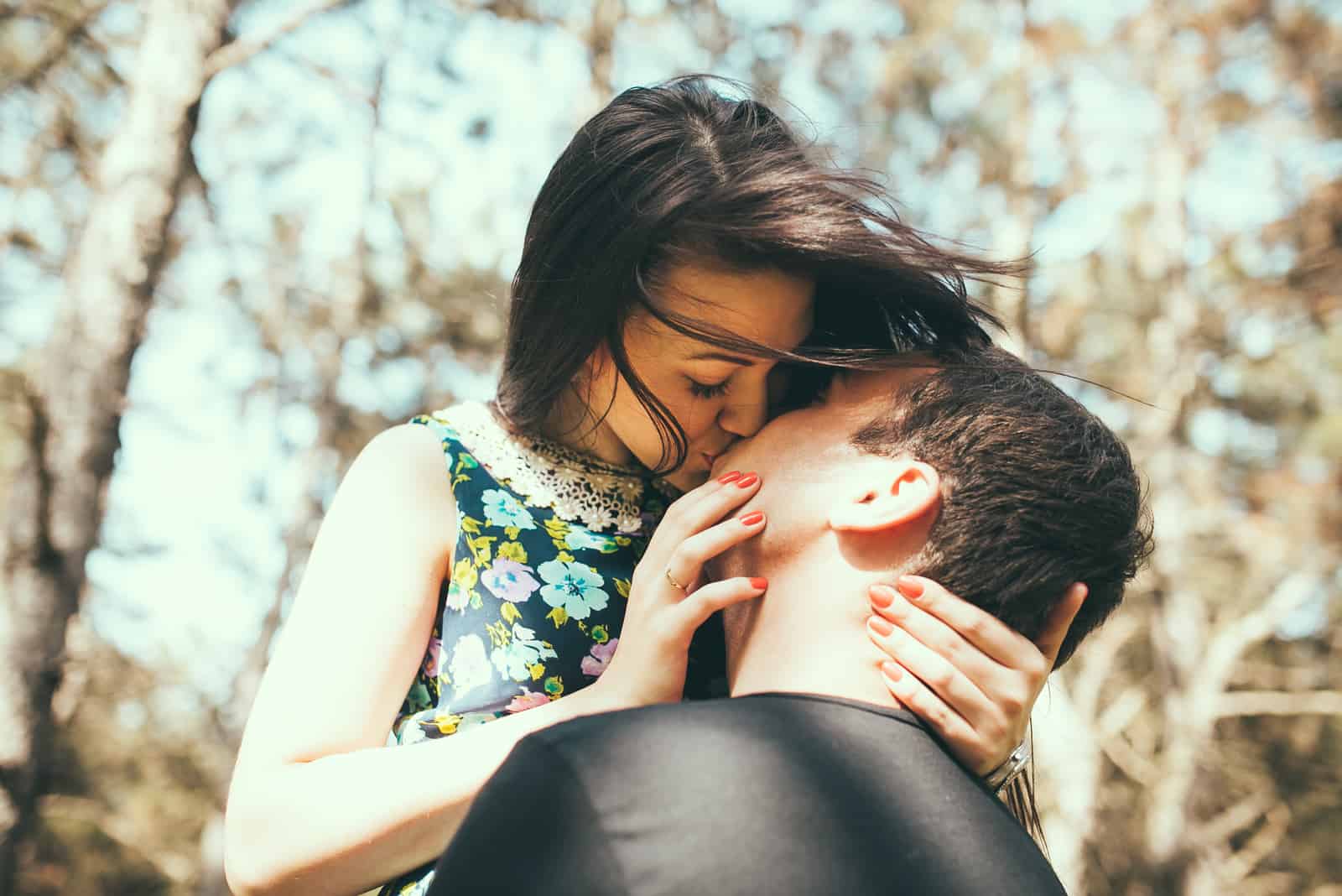 par som kysser utomhus i sommarsolljus