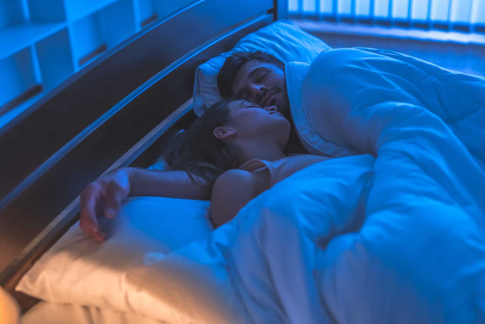 par sover i sängen tillsammans