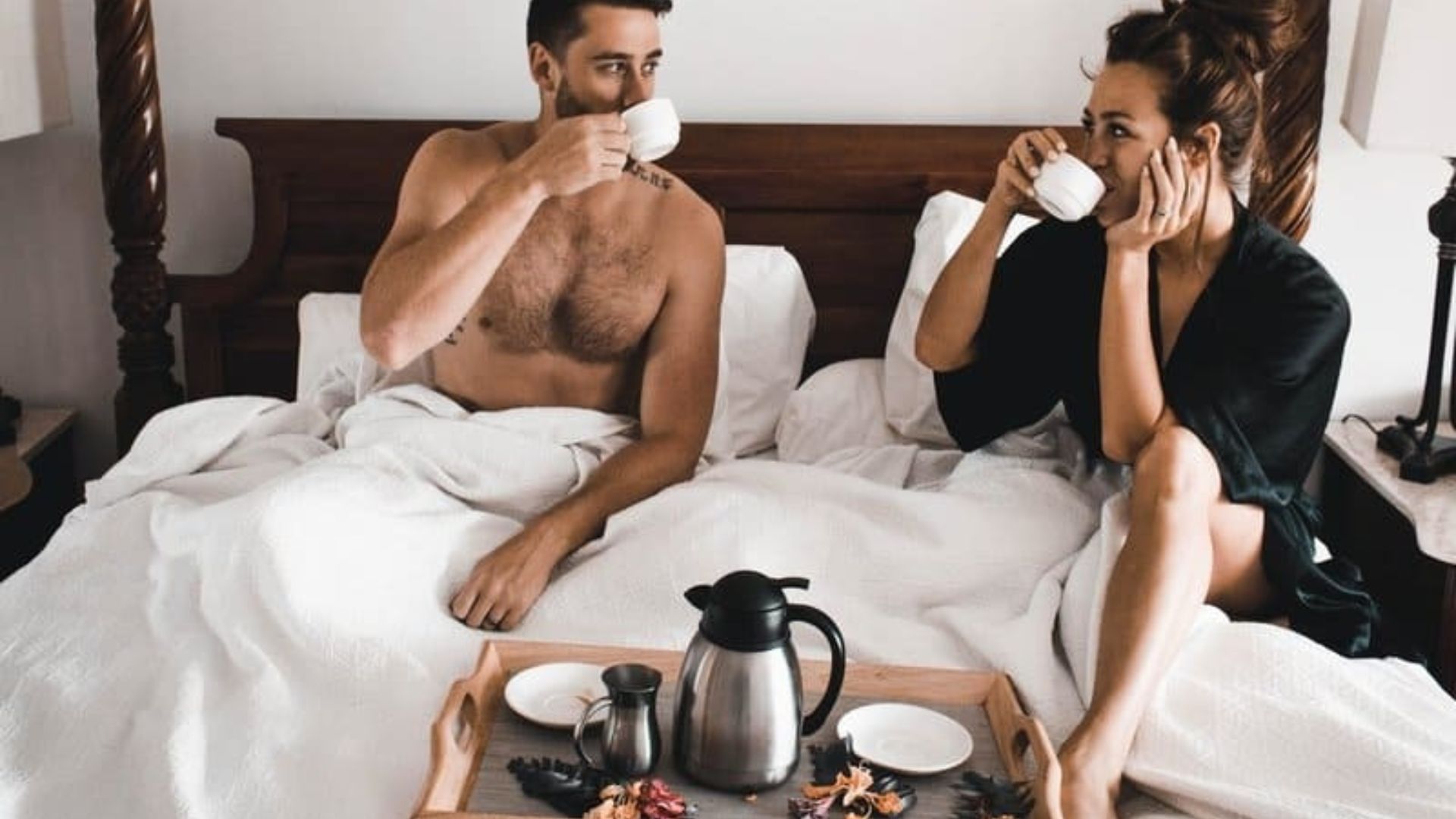 man och kvinna dricker morgonkaffe