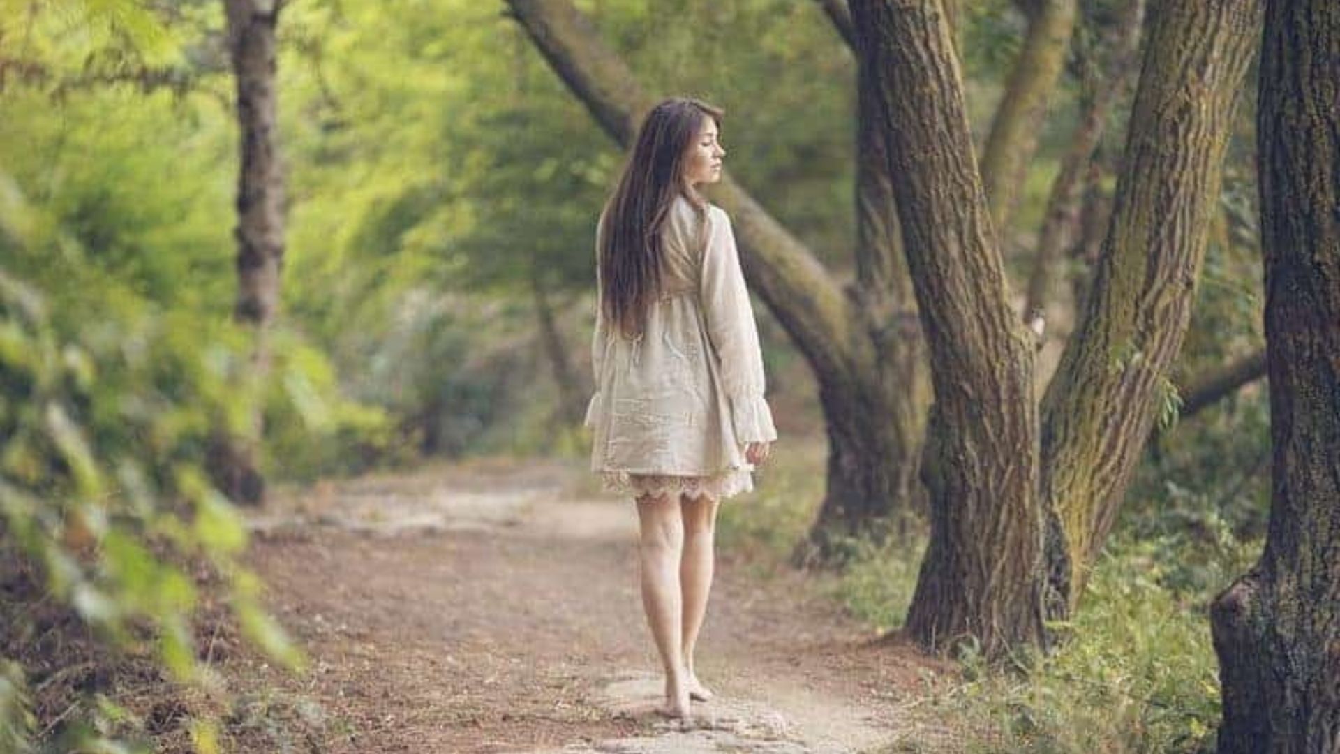 kvinna som gaer ensam i skogen