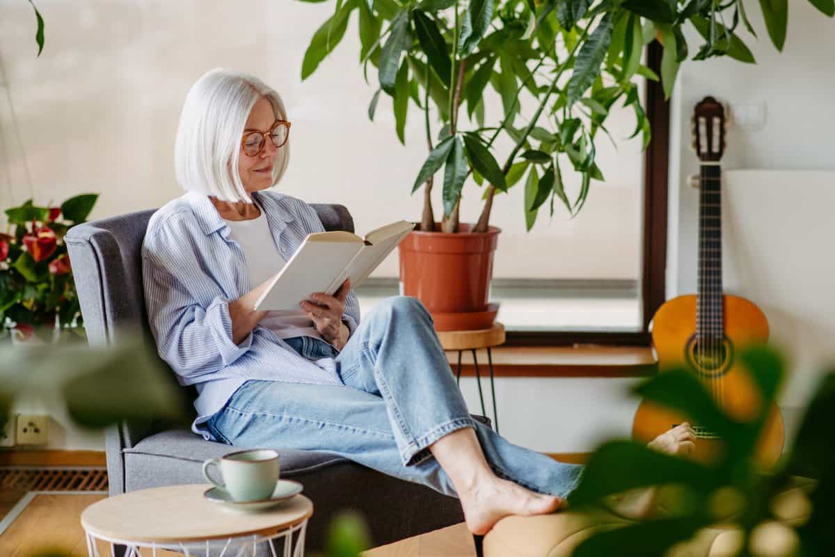 10 överraskande skäl till att män dras till äldre kvinnor