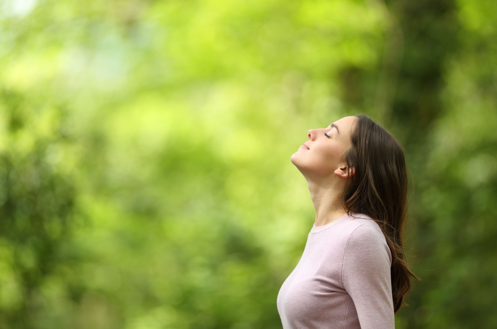 Frau atmet tief durch in der natur Frau atmet tief durch in der natur