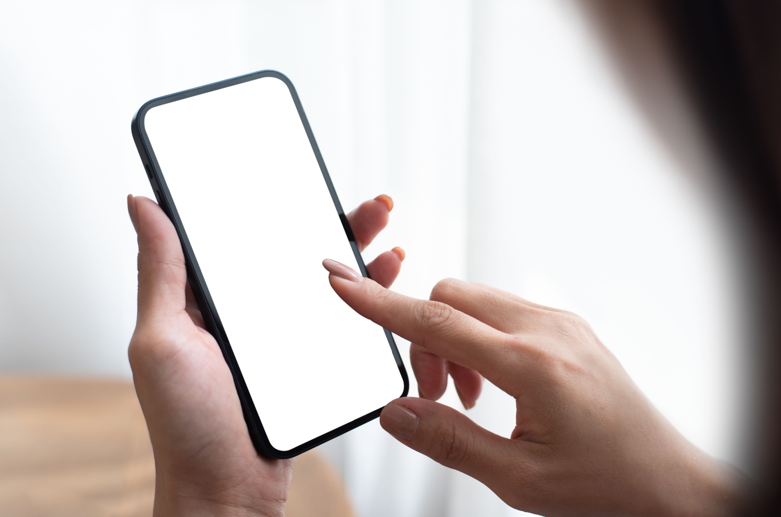 Frau beruehrt ein Telefon Frau beruehrt ein Telefon