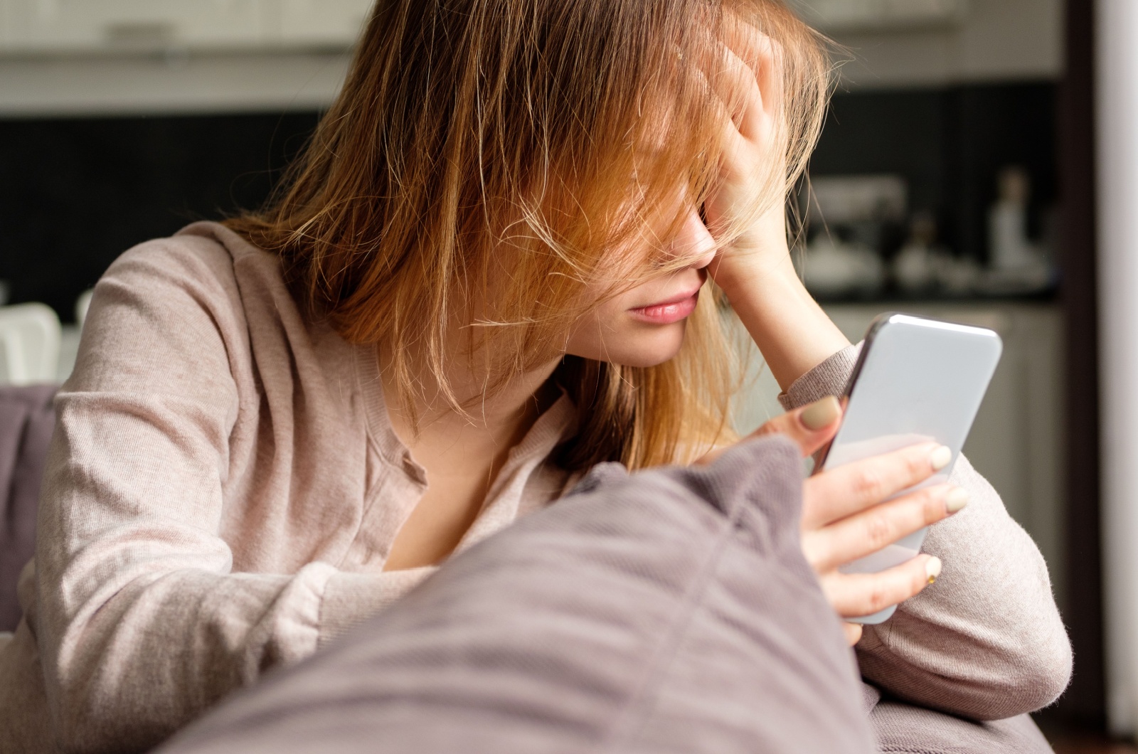 Veraergerte Frau mit Telefon Veraergerte Frau mit Telefon