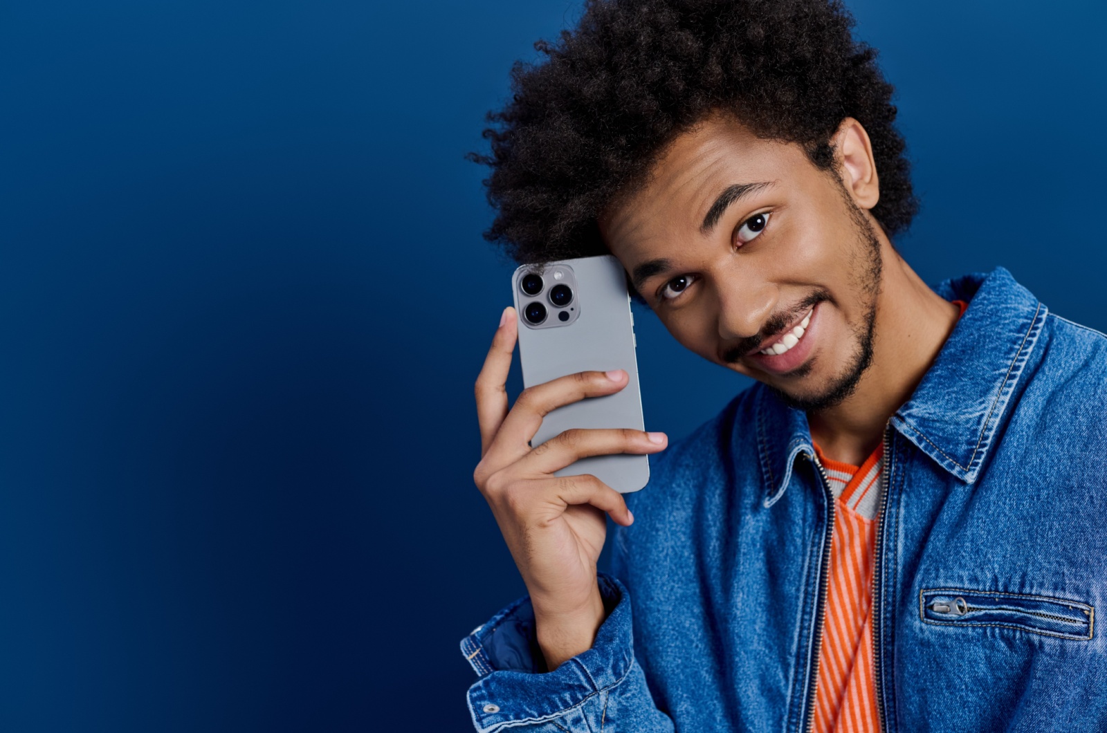 charmanter mann mit handy charmanter mann mit handy