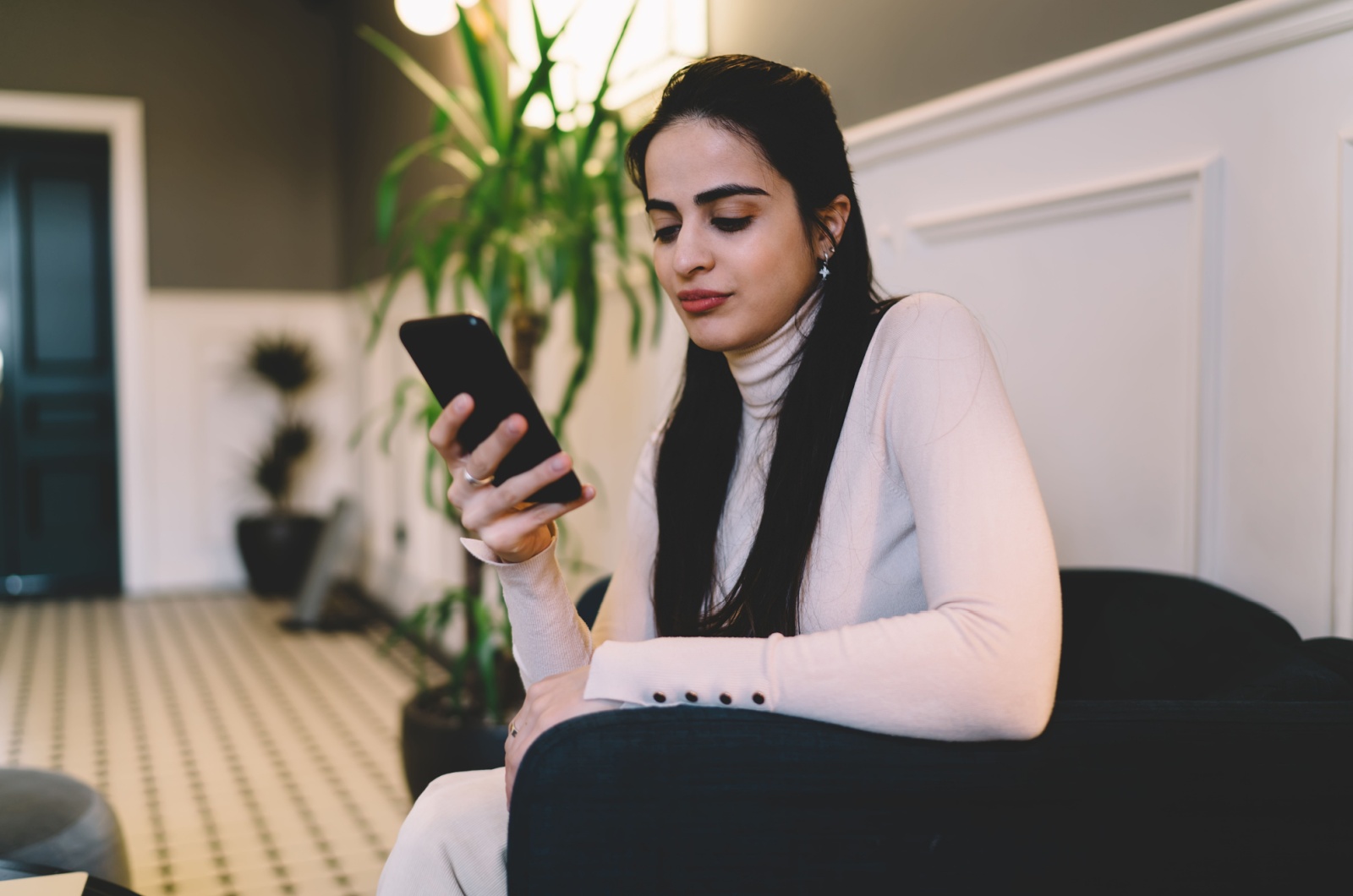 ernste frau mit handy ernste frau mit handy