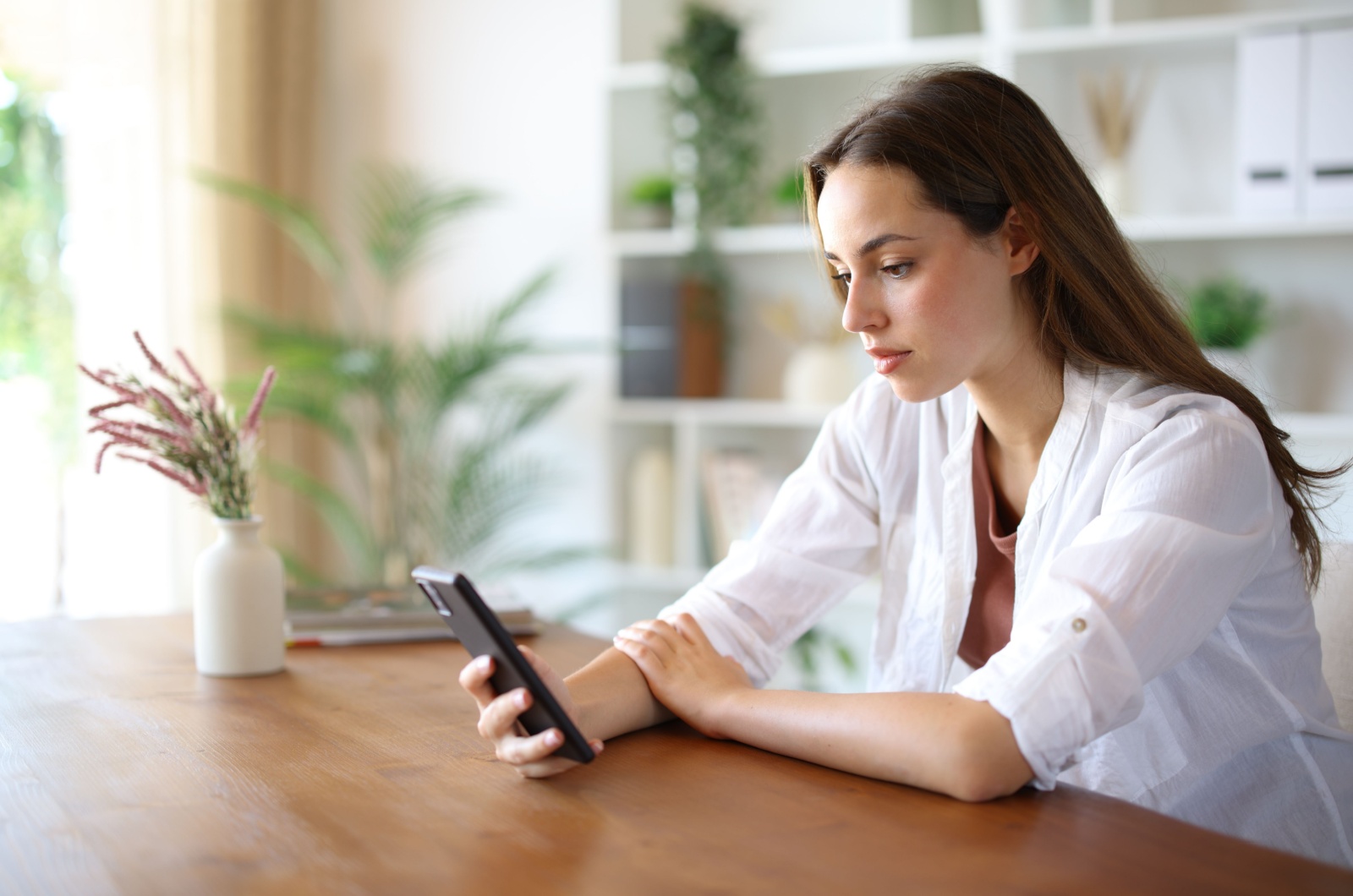 ernste frau mit handy ernste frau mit handy