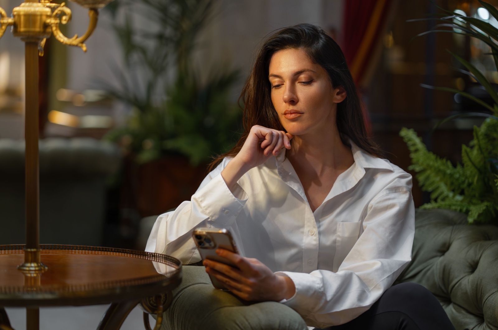 frau mit handy sitzt frau mit handy sitzt