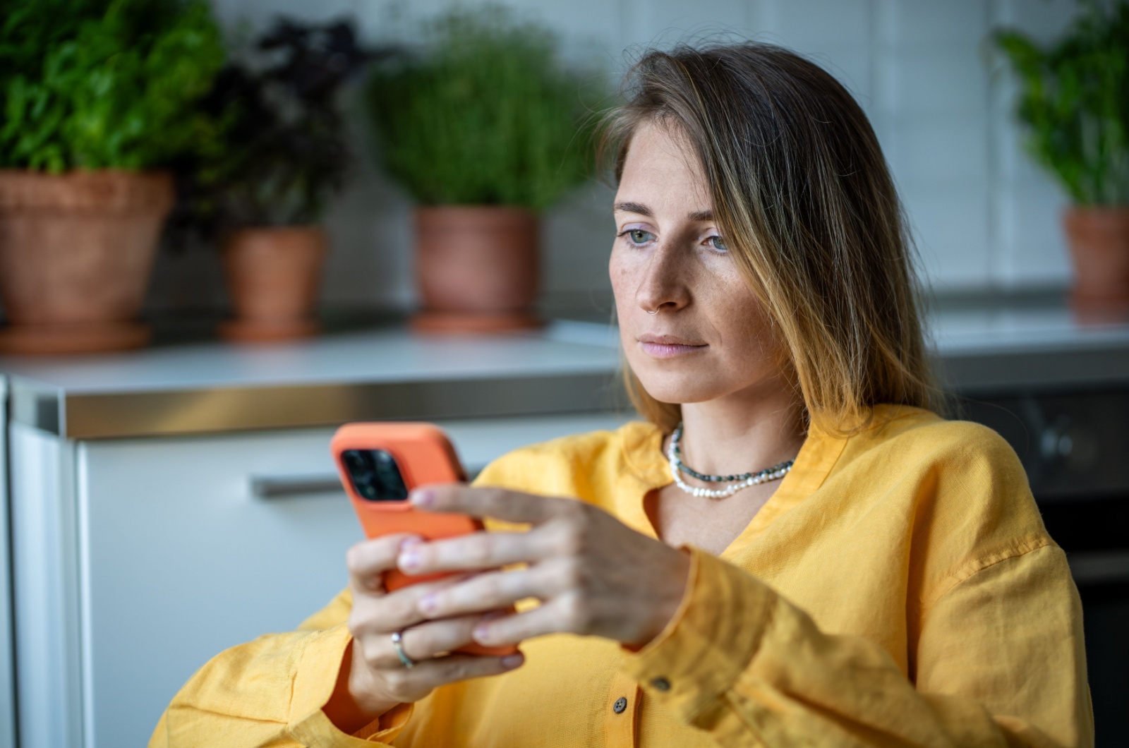 frau schreibt nachricht frau schreibt nachricht