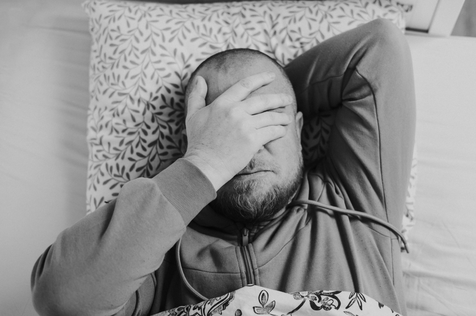 mann liegt traurig im bett mann liegt traurig im bett