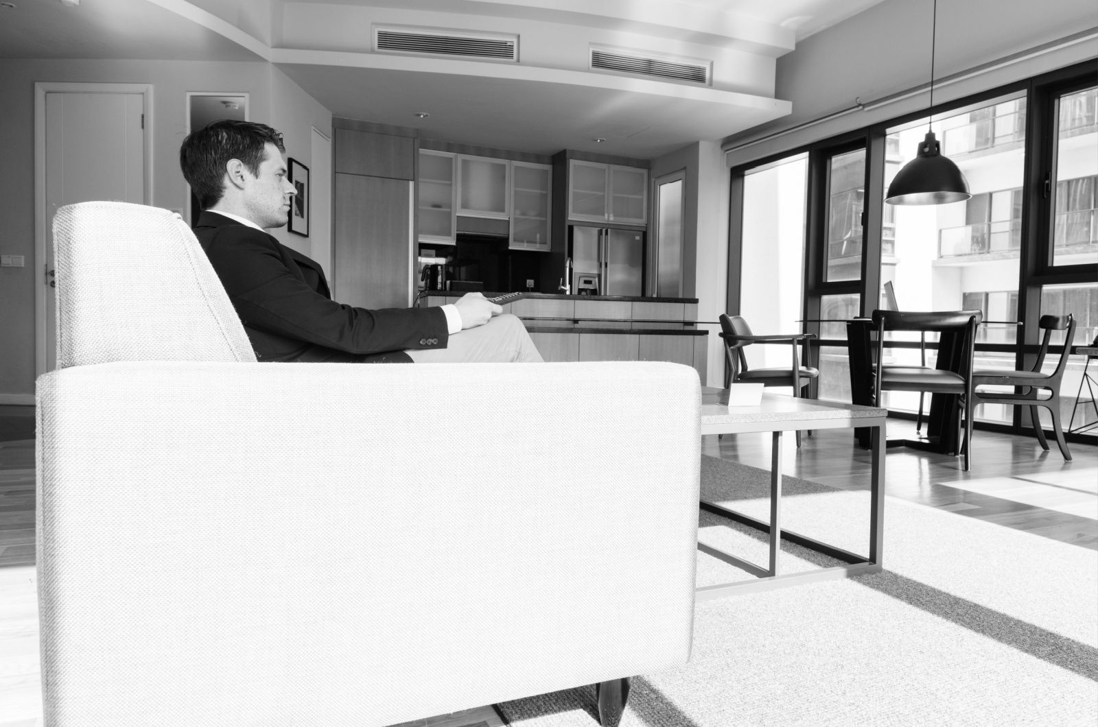 mann sitzt im wohnzimmer mann sitzt im wohnzimmer